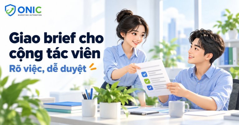 Hai đồng nghiệp trao brief và thống nhất yêu cầu bài viết